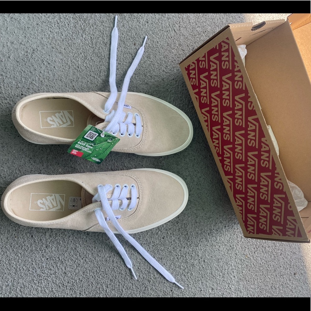 NEVER WORN Van’s Shoes US Women’s Size 9 Men’s Size 7.5 with tag and box